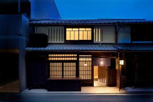 京都市にある京の温所 丸太町 #7の夜間の灯りの入り口