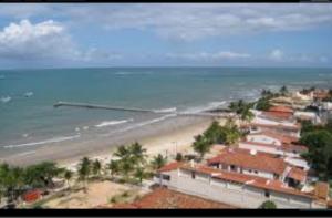 uma vista para uma praia com casas e o oceano em CASA SOL de PIRANGI em Pirangi do Sul