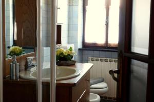 a bathroom with a sink and a toilet at Agriturismo del Pigato - Bio Vio in Albenga