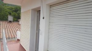 a garage door on the side of a house at la Herradura Dptos in Santa Rosa de Calamuchita +1 photo