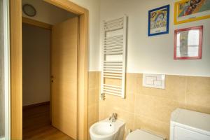 Koupelna v ubytování CaseOspitali - Casa Diva, monolocale in centro storico + 10 fotografií