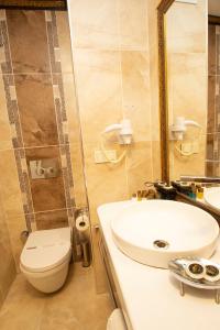 A bathroom at Empire Suite Hotel