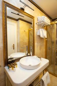 A bathroom at Empire Suite Hotel Még 37 kép
