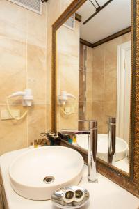 A bathroom at Empire Suite Hotel