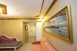 A seating area at Empire Suite Hotel