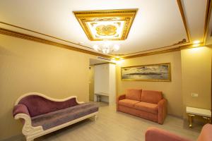 A seating area at Empire Suite Hotel