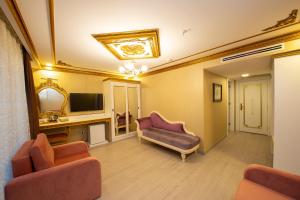 A television and/or entertainment centre at Empire Suite Hotel