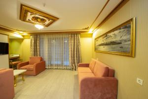 A seating area at Empire Suite Hotel