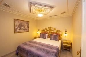 A bed or beds in a room at Empire Suite Hotel