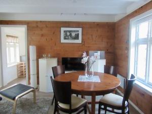 ein Esszimmer mit einem Tisch mit Stühlen und einem Kühlschrank in der Unterkunft Trolltunga, Jondal, Sommerski in Jondal