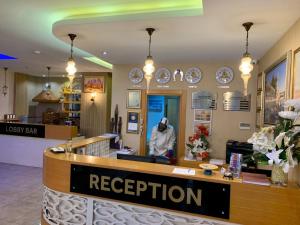 a bar in a restaurant with a person wearing amask at Adana Yukselhan Hotel in Adana