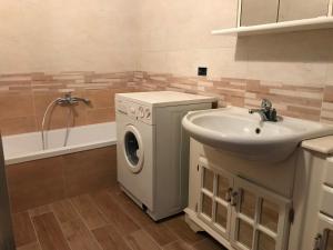 a bathroom with a washing machine and a sink at Abruzzo Forte e Gentile in Castel di Ieri