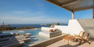 sala de estar con vistas al océano en Potnia Theron Suites en Akrotiri