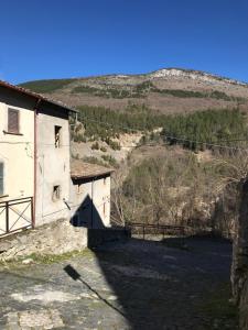a house with a hill in the background at Abruzzo Forte e Gentile in Castel di Ieri