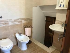 a bathroom with a toilet and a sink at Abruzzo Forte e Gentile in Castel di Ieri +42 photos