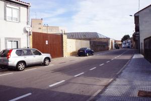two cars parked on the side of a street at Casa Rural Arribes Vida I in Vitigudino