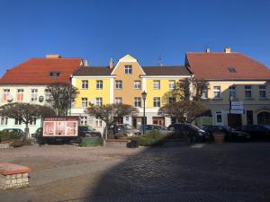 grupa budynków z samochodami zaparkowanymi na parkingu w obiekcie Apartament przy Rynku 2 w mieście Połczyn-Zdrój