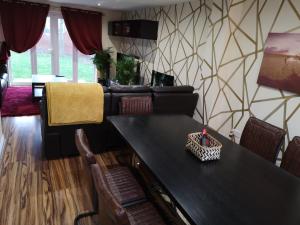 Nightingale Gardens - 4 Bed Detached House - Manchester