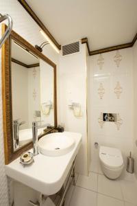 A bathroom at Empire Suite Hotel