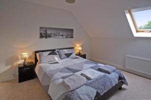 מיטה או מיטות בחדר ב-Greystones Clock Tower Lodge