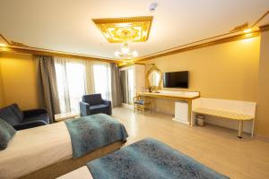 Pokój hotelowy z łóżkiem i biurkiem w obiekcie Empire Suite Hotel w Stambule