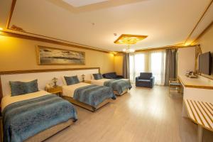 A bed or beds in a room at Empire Suite Hotel
