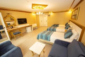 A seating area at Empire Suite Hotel