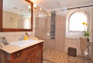 łazienka z umywalką i prysznicem w obiekcie 226 Villa Cas Barber ETV10939 by Mallorca Charme w mieście Muro
