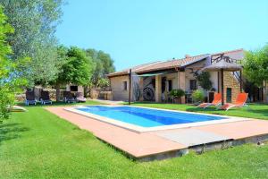une maison avec une piscine dans la cour dans l'établissement Finca Casa Inés 165 by Mallorca Charme, à Son Serra de Marina