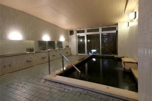 uma grande piscina numa casa de banho com em Kiso Mikawaya em Kiso