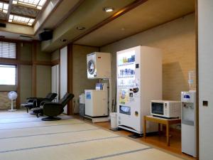 ein Büro mit Stühlen und Kühlschränken in einem Zimmer in der Unterkunft Kiso Mikawaya in Kiso