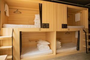 Двухъярусная кровать или двухъярусные кровати в номере Chengdu Desti Youth Park Hostel
