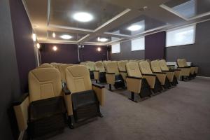 une pièce vide avec rangées de chaises dans l'établissement Gubernskaya Hotel, à Kalouga