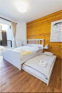Een bed of bedden in een kamer bij Apartmán Hory - V srdci Tatier
