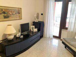 a living room with a television and a couch at Villa Marta in Grado