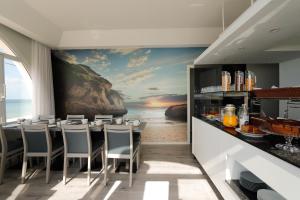 Ресторант или друго място за хранене в Golden Beach Guest House & Rooftop Bar