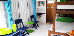 sala de estar con litera y sillas en Cabanas Recreaciones, en Coveñas