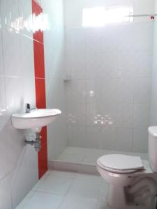 uma casa de banho com um WC e um lavatório em Cabanas Recreaciones em Coveñas