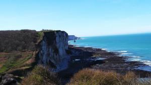 a cliff next to the ocean with the ocean gmaxwell at Chambre d'Hôtes Etretat in Les Loges