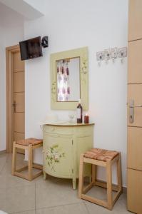 プラカにあるMateus 2のバスルーム(鏡付きの洗面化粧台、スツール2つ付)