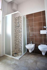 カットーリカにあるHotel Aquariusのバスルーム(トイレ、シャワー、シンク付)