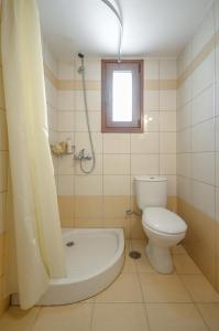 プラカにあるMateus 2のバスルーム(トイレ、バスタブ、シャワー付)