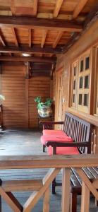 - une terrasse couverte avec une table de pique-nique et un banc dans l'établissement Cabañas La Finca, à Atlixco