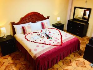Postel nebo postele na pokoji v ubytování HOTEL EDELMIRA