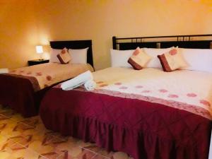 Postel nebo postele na pokoji v ubytování HOTEL EDELMIRA