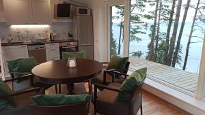 uma cozinha e sala de jantar com mesa e cadeiras em Seaside cottage Rebase Kuur em Keibu