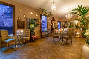 - un restaurant avec des tables et des chaises dans une salle dans l'établissement 051 Room & Breakfast, à Bologne