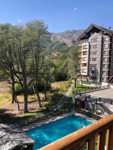 - un balcon offrant une vue sur la piscine dans l'établissement Departamento Andes Chillan, à Nevados de Chillan