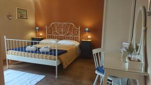 1 dormitorio con 1 cama blanca y 2 mesitas de noche en B&B Ca' Battista, en Montelungo Superiore
