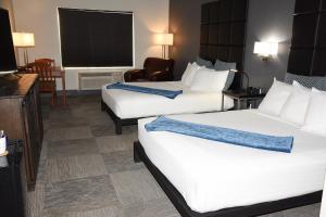 A bed or beds in a room at Wood River Inn & Suite
